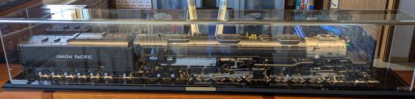 Trainsafe Funktions-Display | Spur I 140 cm Vitrine mit Beleuchtung und Dimmerfunktion für Big Boy