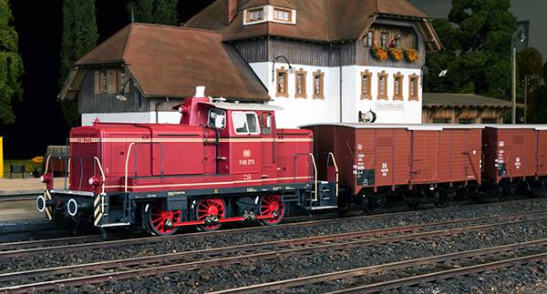 KM1 106603 Spur 1 Diesellok V60 mit Güterwagen G10 Rungenwagen Behälterwagen